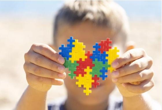 Educação e autismo: estratégias para superar desafios no atendimento a alunos autistas