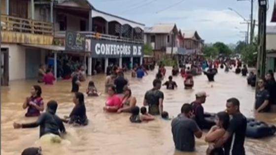 Amazonenses se divertem em rua alagada e viraliza nas redes sociais