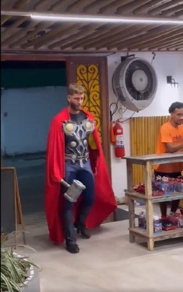 Jogador do Flamengo se fantasia de Thor