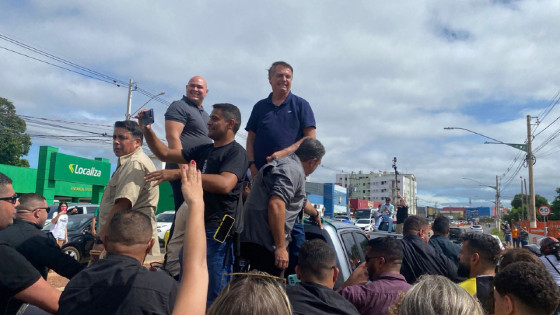 Bolsonaro é recebido por multidão em Cuiabá