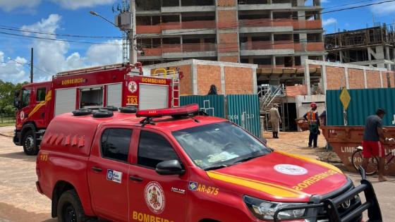 Bombeiros resgatam homem que caiu durante construção de prédio em Sinop.