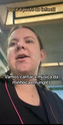 Professora viraliza ao mostrar alunos cantando inglês 