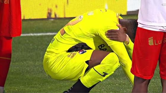 Goleiro desaba em lágrimas após gol contra.