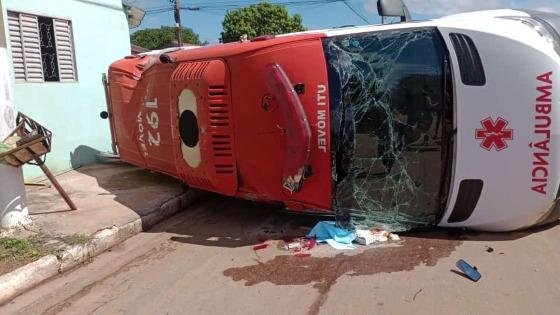 Grave acidente entre duas ambulâncias é registrado em Pedra Preta 