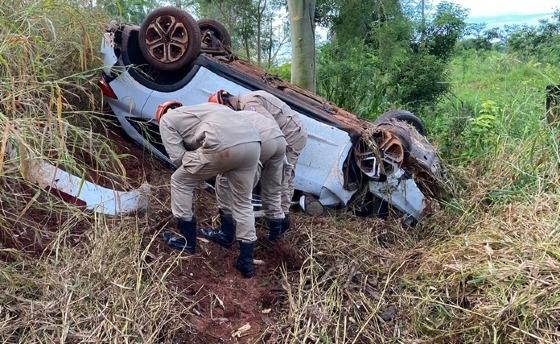 Mulher morre após carro colidir contra árvore em rodovia de MT