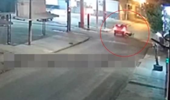 Mulher morre ao furar sinal vermelho e colidir moto contra carro 
