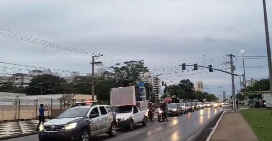 Motoristas de APP fazem “minuto de silêncio” durante protesto em Cuiabá