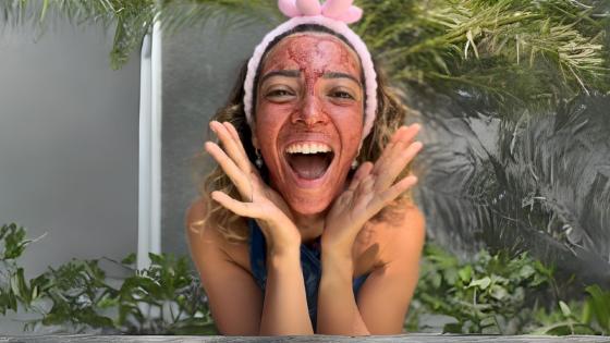 Influencer gera polêmica ao compartilhar skincare com máscaras faciais de sangue menstrual
