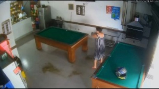 Mulher joga fezes em bar