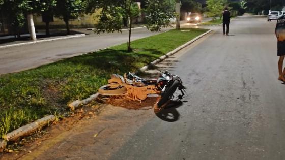 Jovem perde controle de moto ao empinar, bate cabeça e morre.