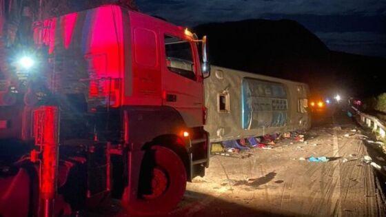 Ônibus de viagem tomba e deixa sete mortos em MG.