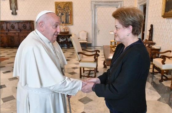 O encontro entre Dilma Rousseff e o Papa Francisco foi descrito pela ex-presidente como emocionante