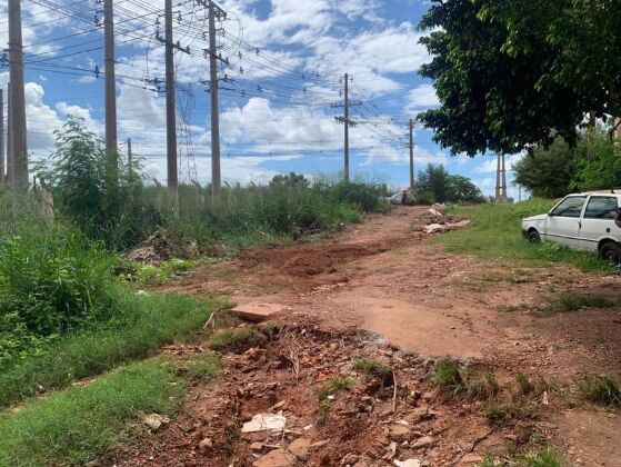Moradora denuncia erosão, matagal e descarte irregular de lixo em rua de Cuiabá