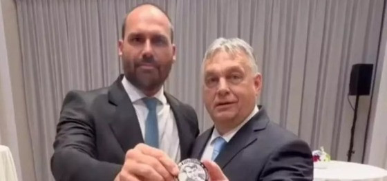 Eduardo Bolsonaro entrega medalha de “imbrochável” para primeiro-ministro da Hungria