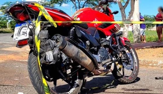 Motociclista morre ao se desequilibrar e colidir contra árvore 