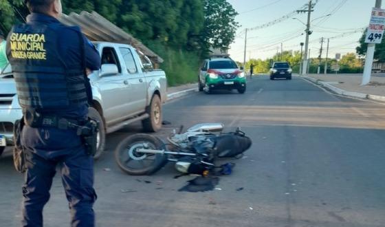 Motociclista fica ferido após colidir contra caminhonete parada em VG 