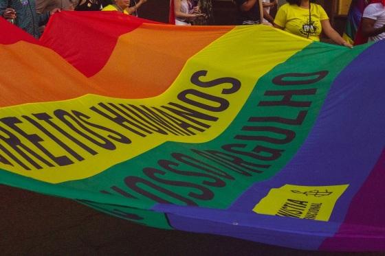 Governo vai realizar análise do atual panorama de discriminação contra a população LGBTQIA+ nas plataformas digitais