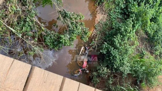 Motociclista morre após cair de ponte.