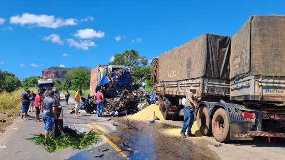 Acidente entre carretas deixa um morto e outro ferido em MT.