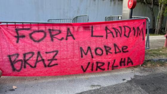 Torcedores do Flamengo protestam em frente ao Ninho do Urubu.