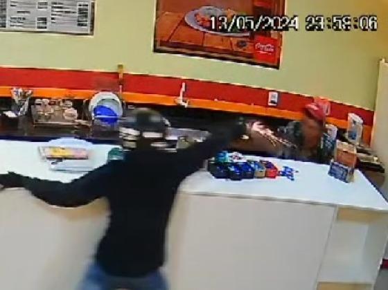 Homem invade lanchonete e atira diversas vezes contra funcionário 