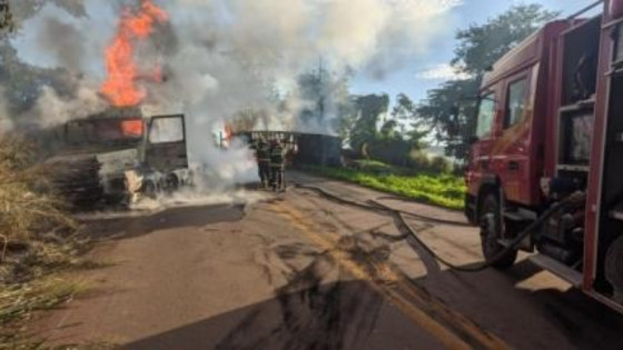 Carreta pega fogo após colisão com outros três veículos de grande porte.