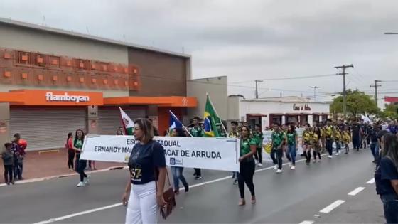 Escola desfila em VG 