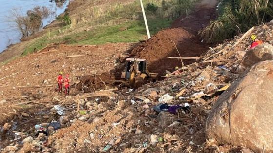 Bombeiros de MT trabalham no resgate de seis corpos soterrados em RS