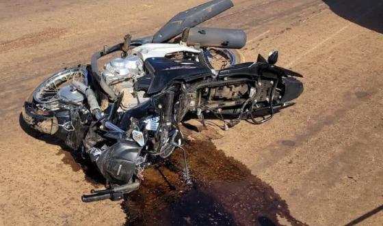 Motociclista morre em colisão frontal com carreta na BR-163