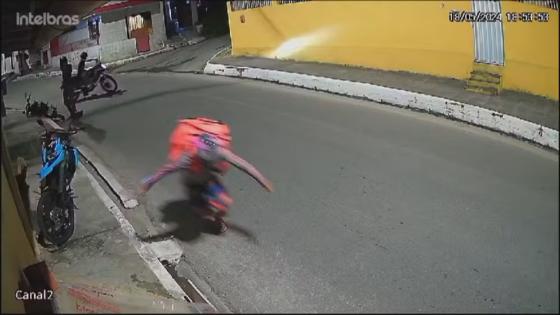 Entregador de app é salvo por mochila ao reagir e fugir durante assalto