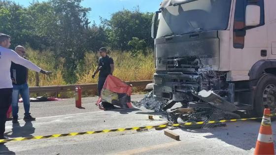 Motoqueiro morre carbonizado após motocicleta explodir em colisão frontal com carreta em rodovia