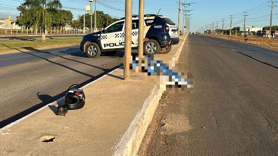 Jovem morre após colidir motocicleta contra poste.