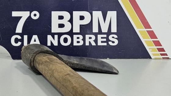 Homem é preso por ameaçar dupla com machado.