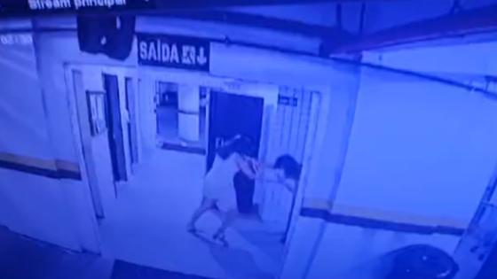 Vídeo mostra mulher agredindo ex-namorada em condomínio de Cuiabá.