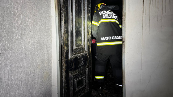 Mulher morre carbonizada após casa pegar fogo; marido sofreu queimaduras.