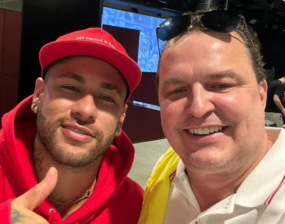 Na casa do ídolo: Max registra encontro com Neymar