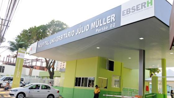 Técnicos da UFMT estão em greve desde 14 de março cobrando reajuste salarial de 34,2%