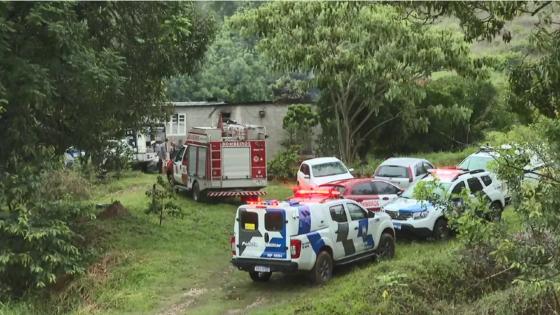 Homem é condenado a mais de 100 anos de prisão por matar e atear fogo em companheira e enteados