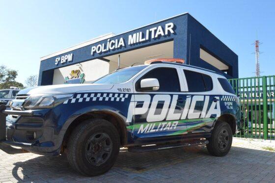 Filho impede pai de atear fogo na mãe; suspeito foge e morre em confronto com a polícia