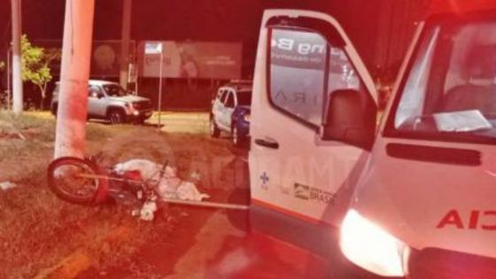 Idoso perde controle de motocicleta e colide contra placa de trânsito.