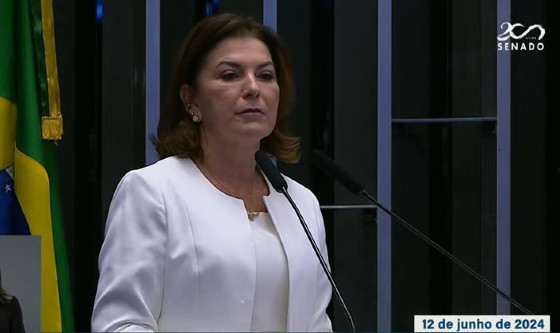 Rosana Martinelli toma posse no Senado defendendo “patriotas” investigados por atos antidemocráticos