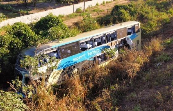 Acidente entre ônibus e carreta deixa 14 pessoas feridas na BR-163