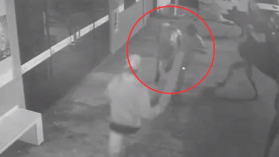 Homem é espancado por grupo violento em parque de diversões em MT.