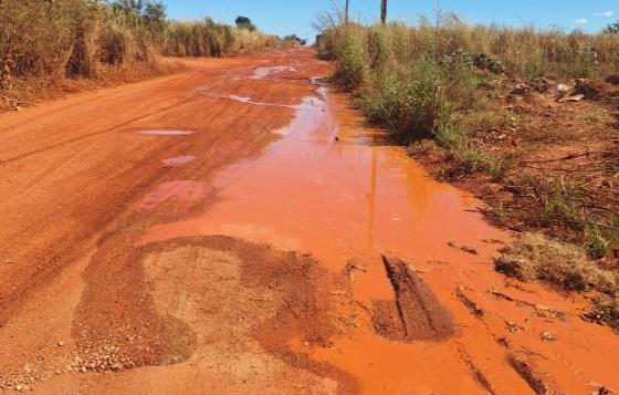 Moradora diz que vazamento de água no Paiaguás em VG está prejudicando outros bairros da região 