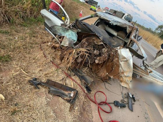 Acidente entre carreta e automóvel deixa dois mortos na BR-163
