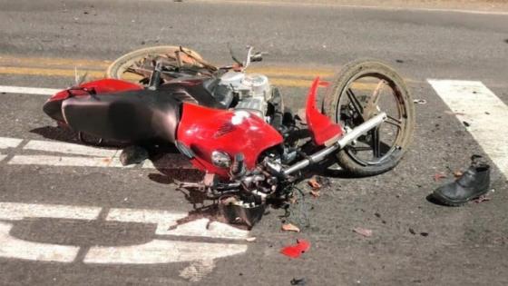 Um morre e outros dois ficam gravemente feridos em acidente entre motos.