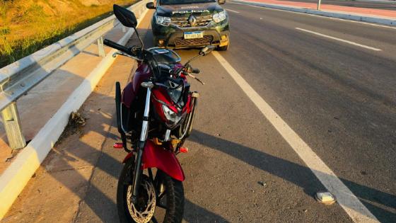 Adolescentes são apreendidos com motocicleta furtada em Cuiabá.