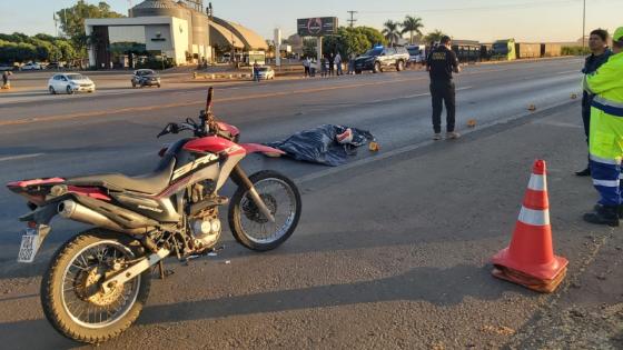 Motociclista morre após carreta fazer manobra proibida na BR-163.