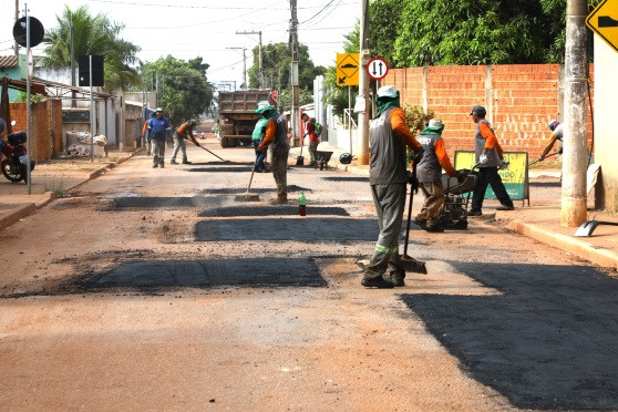 Programa tapa-buracos atende 23 bairros de Cuiabá