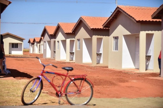 Primeira-dama entrega casas inacabadas e sem energia elétrica em cidade de MT